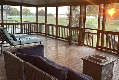Image de Beautiful Lake Front home on Lake Fork!