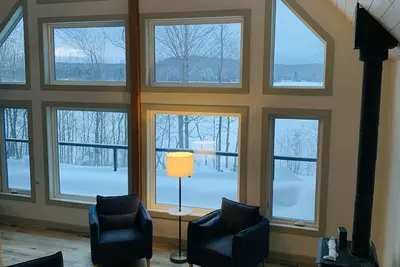 Image de 4-Bed\/ 3-Bath Waterfront Cottage with Sunset Views