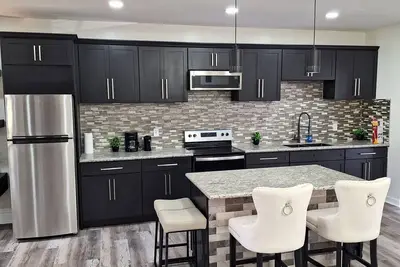 Image de Chic 2br/2ba Retreat: Modern Comfort & Style, Near the Beach
