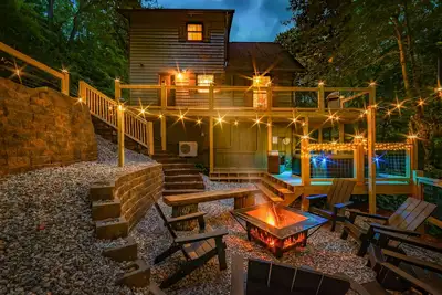 Image de Not Your Grandma’S Cabin! Sleeps 10: King Loft, Gaming Room, Hot Tub & Fire Pit!