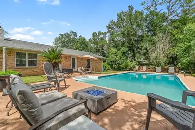 Image de Quiet & Cozy Family Home! Perfect Winter Stay!