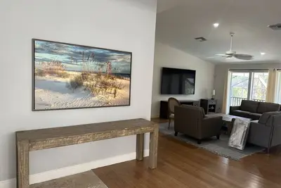 Image de Gulf House with heated pool and ping pong table.
