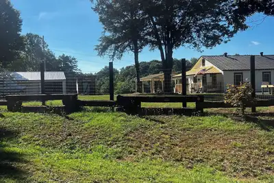 Image de 1945 Charming Farmhouse with creek, fire pit and trails