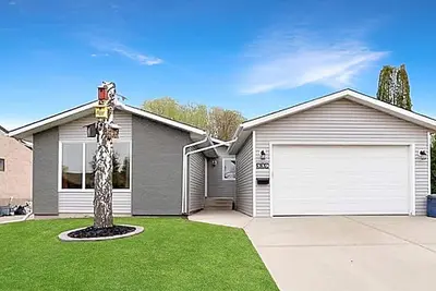 Image de Spacious 3-Bed 2-Bath Bungalow steps from Yellowhead Trail. Pet-Friendly!