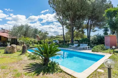 Image de Maison de vacances Villa Romina avec vue sur les montagnes, piscine et jardin.