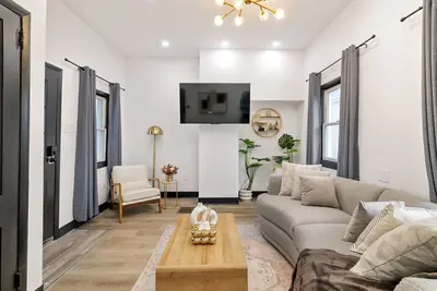 Image de Modern Home, 8 mins to Downtown w/ Private Patio