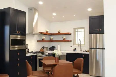 Image de Stunning cabin, remodeled, fire pit, king bed, A/C