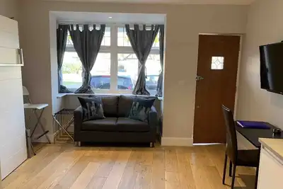 Image de Modern, Private, self-contained studio apartment