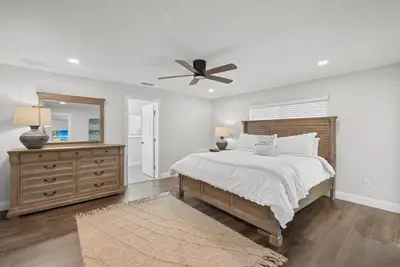 Image de Newly remodeled stunning 4 bedroom home close to beach!