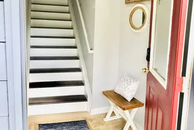 Image de Clean & Spacious 2nd Floor Condo! Close to wedding venues, restaurants and more!