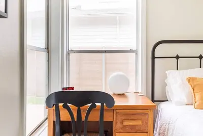 Image de 10 minutes to downtown! Central as it gets in this adorable, design-forward home