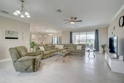 Image de Brand New 4 Bedroom Heated Pool Home with 5 Beds