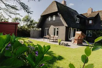 Image de Happy House - Historischer Altbau in Holz Unter Reet