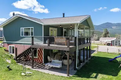 Image de Stunning Mountain Home with Hot Tub, Covered Deck, & Pond