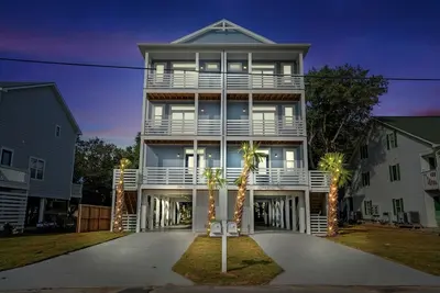 Image de Modern Coastal Beach House with Rooftop Views & Ev Golf cart