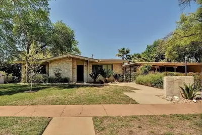 Image de Amazing and centrally located summer oasis with a Mid-century modern feel