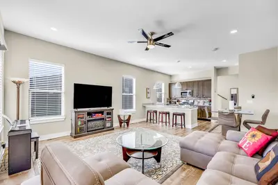 Image de New! Mountain Views, Walk to Eat-Shop, Garage, 3br