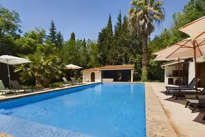 Image de Mas rénové à Mouriès avec piscine, 6 chambres, terrasses et pool houses, en pleine nature provençale.
