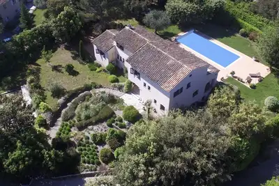Image de Spacious 6-bedroom villa with modern interior, south-facing garden + large pool