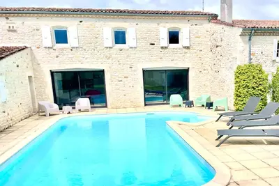 Image de Maison, jardin, piscine, 10mn des plages, village médiéval, 5*