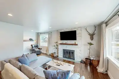 Image de Updated dog-friendly house within enclosed yard, deck - near lake/golf/skiing