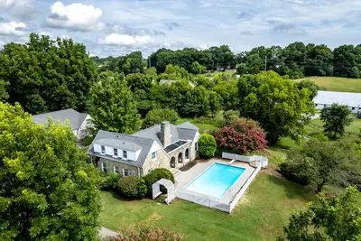 Image de Tranquil Mountain Escape: Luxurious 5-Bedroom Farmhouse with Pool