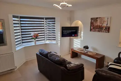 Image de Dulverton 3 bed house with off road parking close to M1 motorway sleeps up to 6
