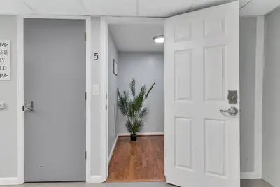Image de Fenton Flats- Suite 5 With On Site Hot Tub and Personal Garage