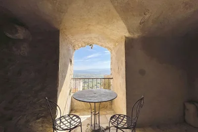 Image de Maison atypique, dans les murs des remparts du village de Saint Saturnin Lès Apt