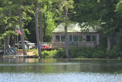 Image de Vasha is a cozy pet-friendly lake house for relaxing in a secluded location.