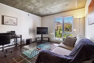 Image de #165 Modern & Spacious Condo in Downtown