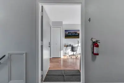 Image de Fenton Flats- Parisian Place With On Site Hot Tub