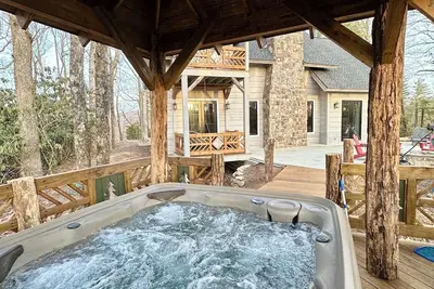 Image de New Log Home in Hendersonville with fireplace, fire pit and Hot Tub