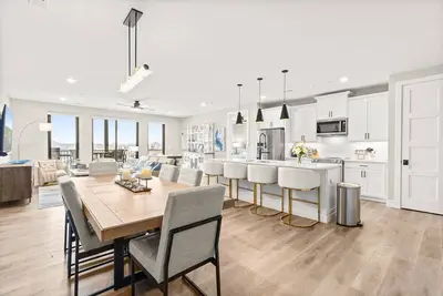 Image de New Lux Waterfront Condo w/ Unparalleled Views! 2e