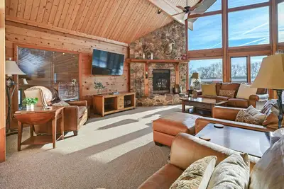 Image de Lodge w/ Indoor Pool along Devil's Lake Park!