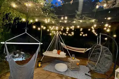 Image de Rustic Cottage Style w\/ Relaxing Suspended Hangout Pods! Tranquil water sounds.