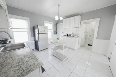 Image de Bright 2 Br Apt Great For Working Professionals