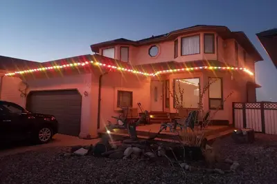 Image de Super Comfy & Large Family Home w/ Guest Kitchen, 2Bathrooms & up to 3Bedrooms.