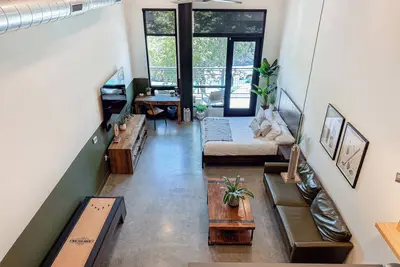 Image de 2 Bed Dtsa Loft with Gym - Ac - 65\"4k Tv - 6 miles to Disney