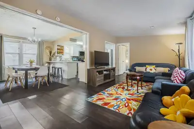 Image de Comfy, Convenient, and Charm 3br Retreat near Bgsu