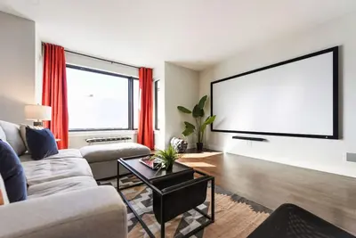 Image de ★ HostWise Stays ★ 3 King Beds! Garage! Theater! Great Location!