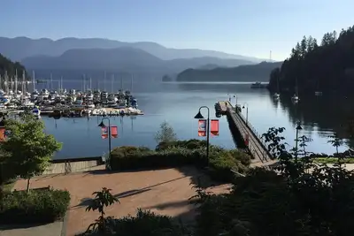 Image de Deep Cove Spa suite with outdoor sauna. Steps to village, beach and Quarry Rock!