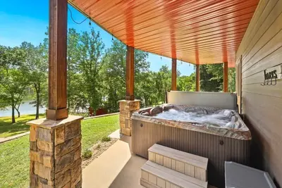 Image de Springdale Lake Home | Perfect for Groups