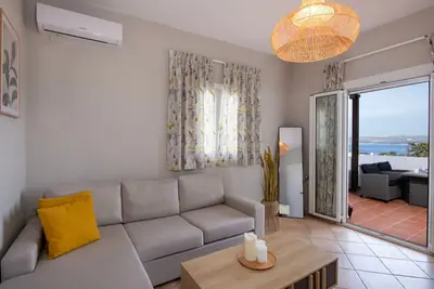Image de Plaka Paradise apartment with a shared pool