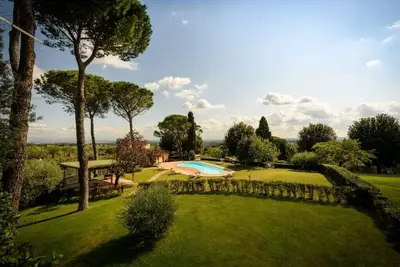 Image de Villa with Pool Surrounded by Green