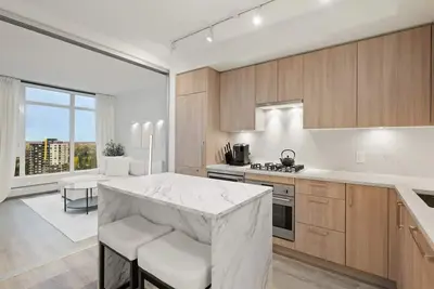 Image de Sky Suite 2br 1br Condo in Surreys Tallest Tower! Rooftop Terrace w/ Views