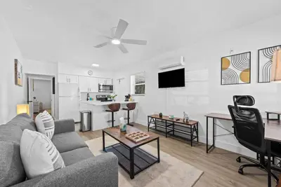 Image de Comfy Bnb #2 King Bed + Work/Travel + Beach 8 Min