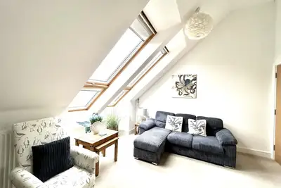 Image de 2 bedroomed duplex apartment in a quiet and convenient attractive setting. \n