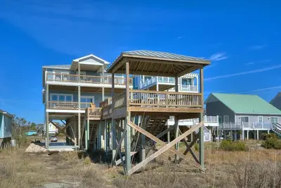 Image de Gorgeous 6 Bedroom 4. 5 Bath House, Oceanfront, Gazebo, Sleeps 14
