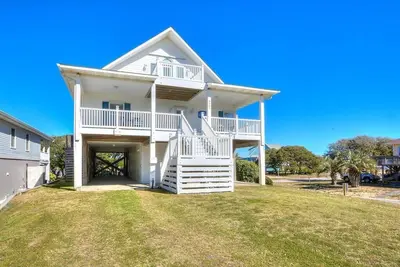 Image de Beautiful 4 Bedroom 3 Bath House, Marsh Views, Walk to Beach, Dock, Sleeps 10